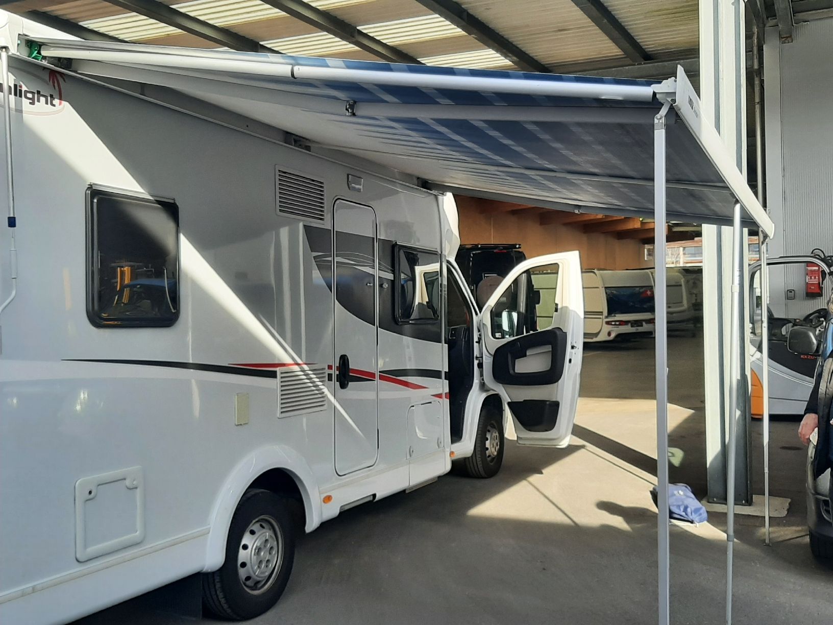 Sunlight Véhicules de camping: Sunlight T64 mit Hubbett – D'occasion à Bütschwil par Ronja28 2