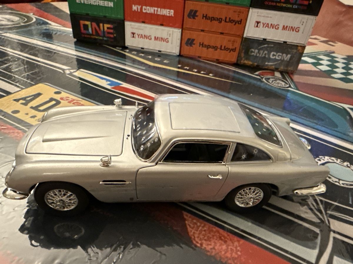 Aston Martin Modellini d'auto: Auto World Aston Martin James Bond – Nuovo (secondo la descrizione) da Basel venduto da Zomeg 7