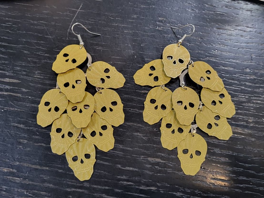 Orecchini pendenti & Orecchini a lobo: Goldfarbene Totenkopf-Ohrringe – Nuovo (secondo la descrizione) da Figino venduto da MabaStore24 1
