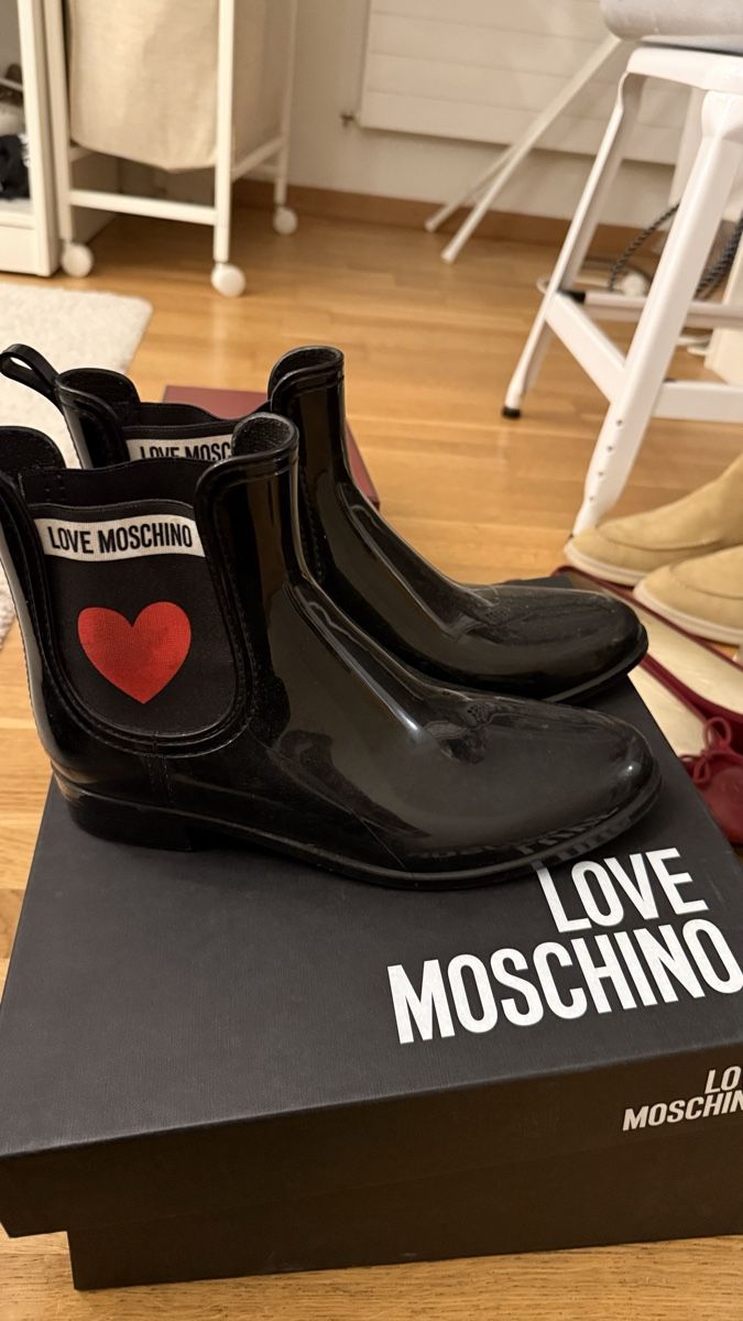 Moschino Damenschuhe: Moschino rain boot  – Gebraucht aus Neuchâtel von ClosetSwap