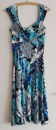 Blaues Kleid mit Blättern