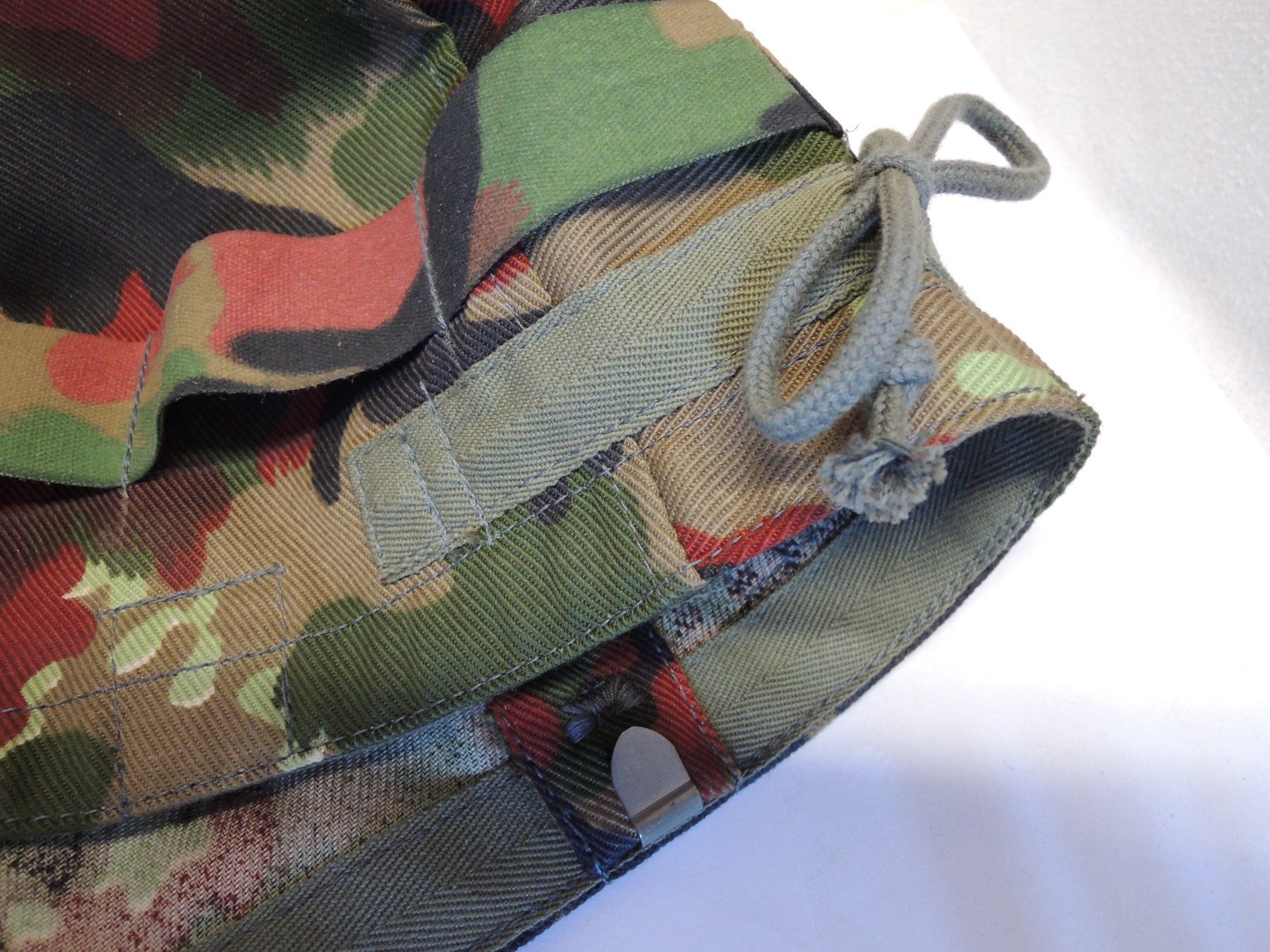 Schweizer Armee Uniformen: Schweizer Armee Tarnüberzug zu Helm "neu" – Neu (gemäss Beschreibung) aus Uznach von Othmar52 2