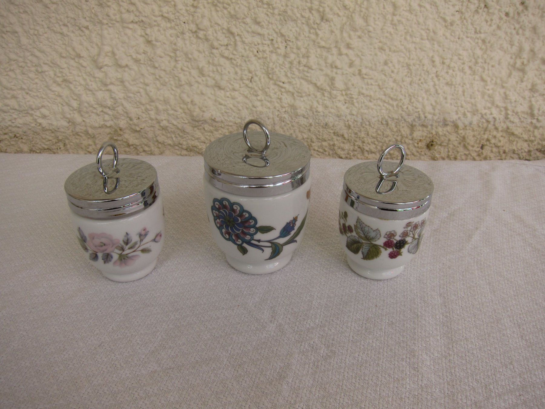 Autre vaisselle: Eggcoddler Royal Worcester 3er Set Blumenmuster – D'occasion à Regensdorf par Eri8057