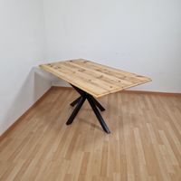 Rustikaler Esstisch aus Massivholz mit Metallfuss