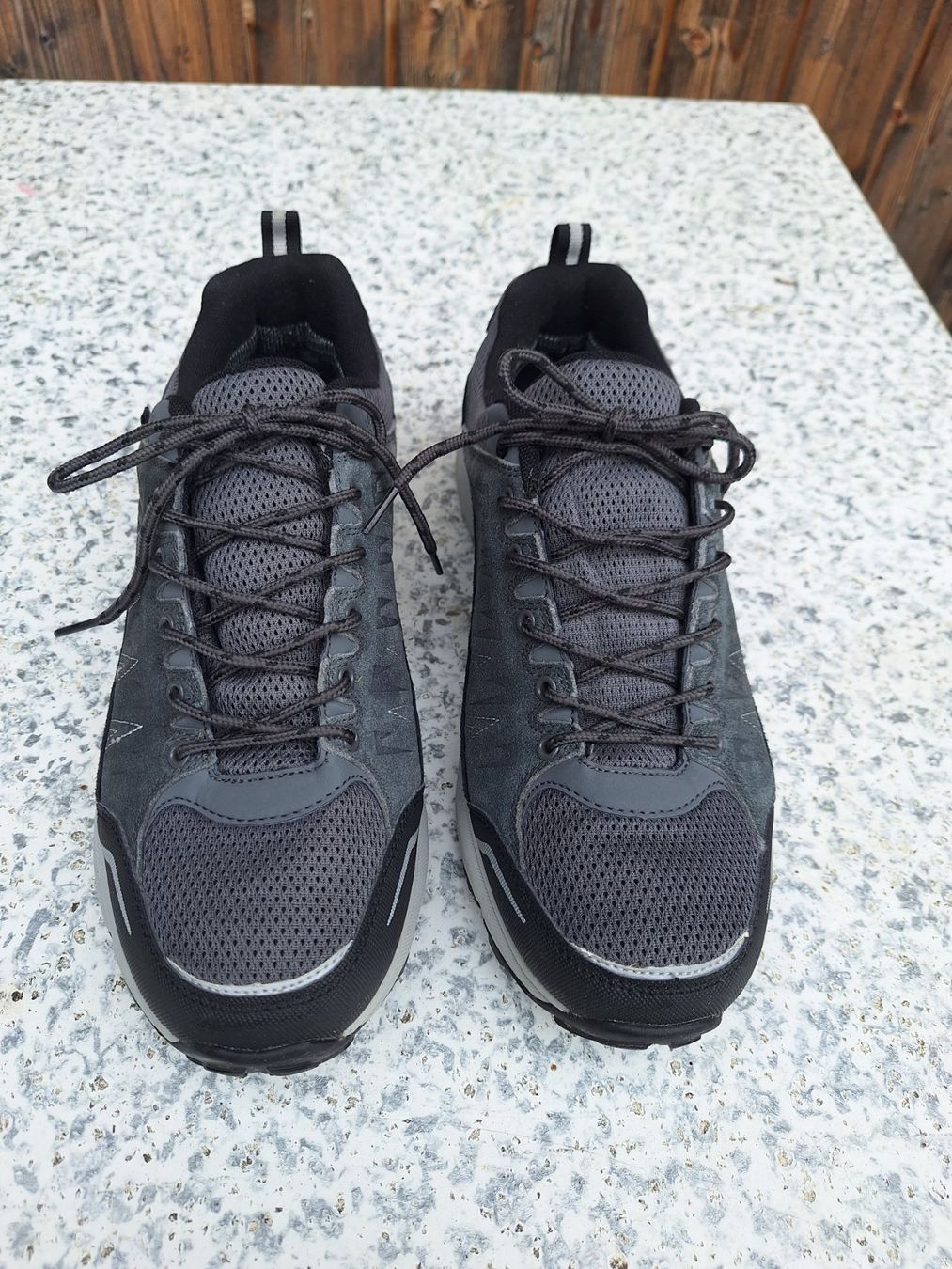 Chaussures hommes: Trekkingschuhe / Halbschuhe, Gr. 45, fast neu – D'occasion à Rüderswil par Moremi07