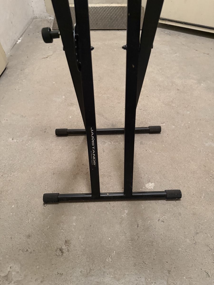 Instrumenten-& Notenständer: JamStands by Ultimate Support – Keyboardständer  – Gebraucht aus Basel von Beat-Schneider