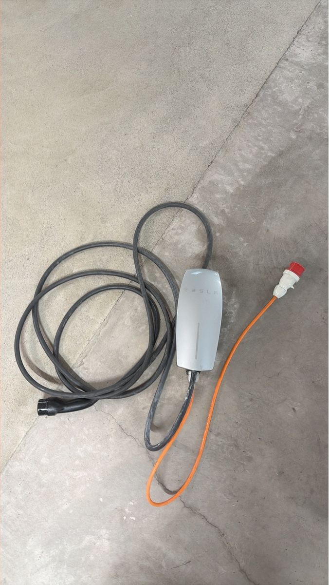 Caricabatterie: Tesla mobile charger adapter cable used condition – Nuovo (secondo la descrizione) da Niederrohrdorf venduto da rap_w8nw