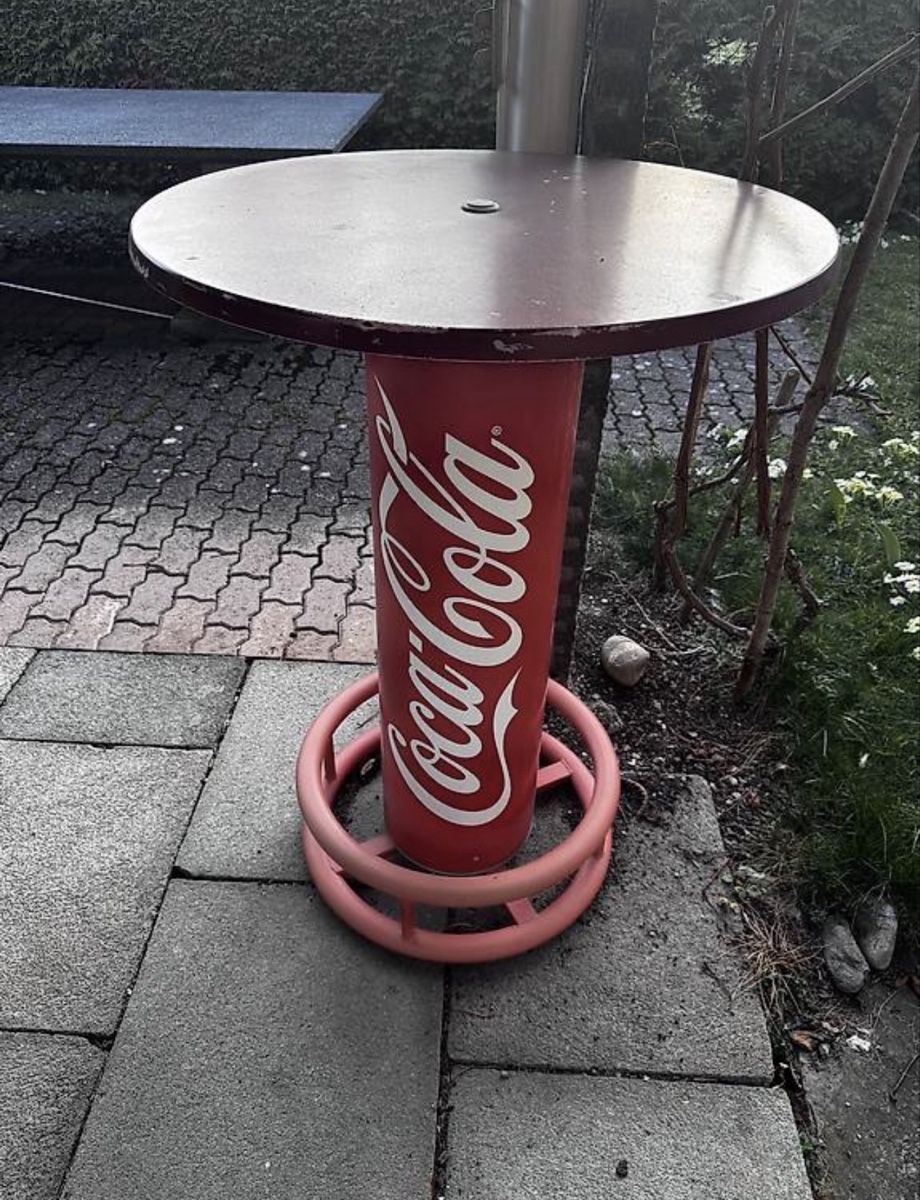 Tables: Retro Stehtisch Coca Cola /  Rot / Metall  – D'occasion à Hünibach par s.leptir