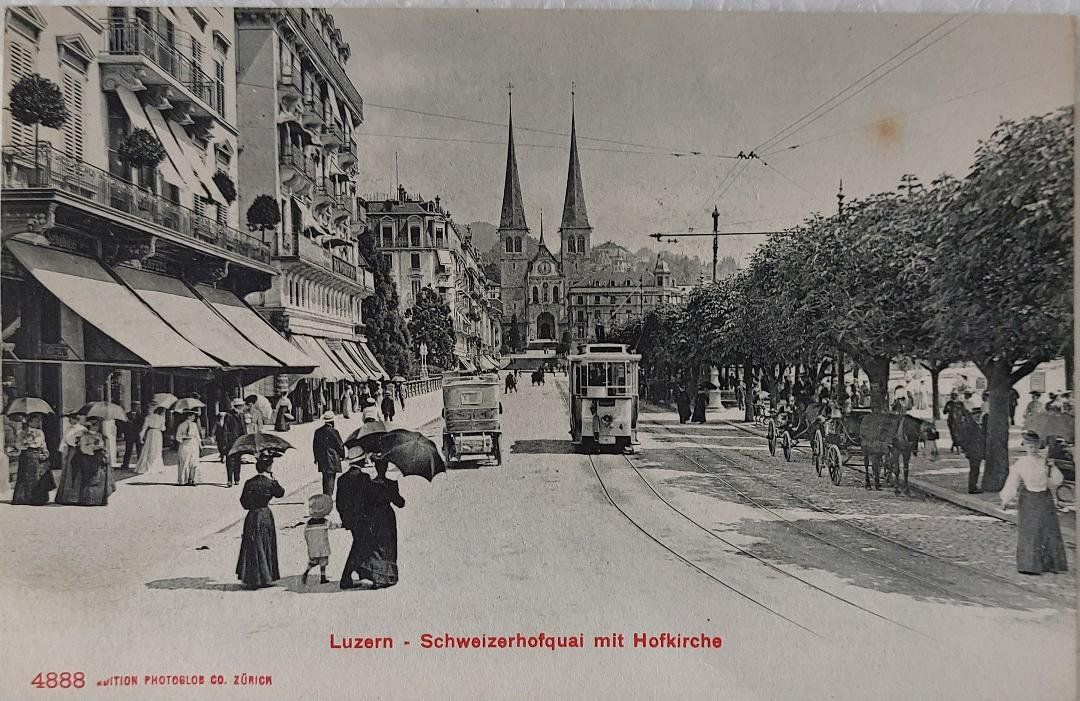 Cartoline postali: LUZERN  -  Schweizerhofquai mit Tram und Hofkirche – Usato da Delémont venduto da Domdom1