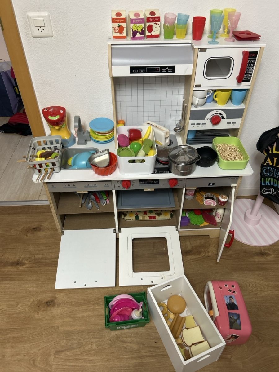 Ikea Giocattoli: Ikea Kinderküche mit diversem Zubehör – Usato da Fischbach- Göslikon venduto da Rommel