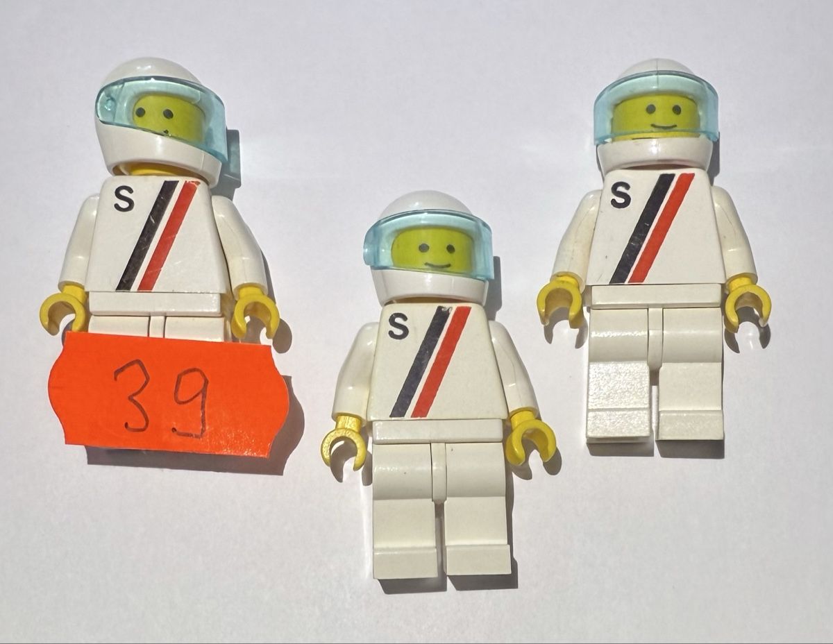Lego Spielzeuge: 3 Stück Lego Figuren Rennfahrer alt. – Gebraucht aus Rheinfelden von zim_2hqc