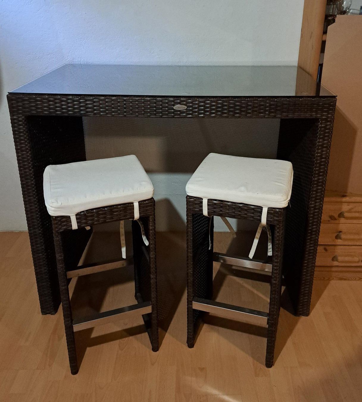 Set di tavolo e panche: Gartenmöbel von denova: Hochtisch / Bartisch und 4 Hocker – Usato da Basel venduto da Patiscat 2