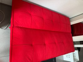 Rotes Sofa zum Ausklappen