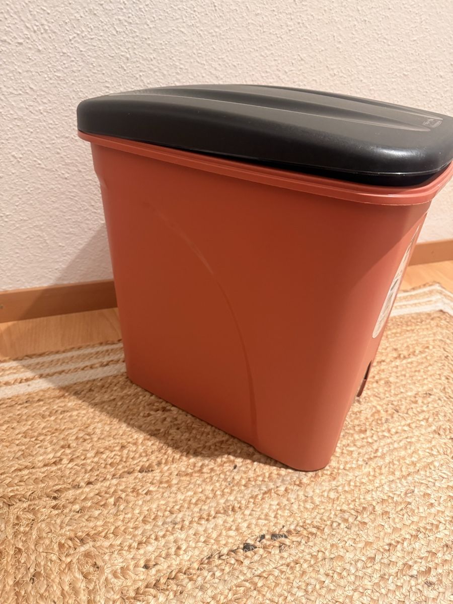Cestini per rifiuti: Rustik Treteimer, 30L, Orange/Schwarz, Top Zustand! – Usato da Chur venduto da Pedro.Giesteira 3
