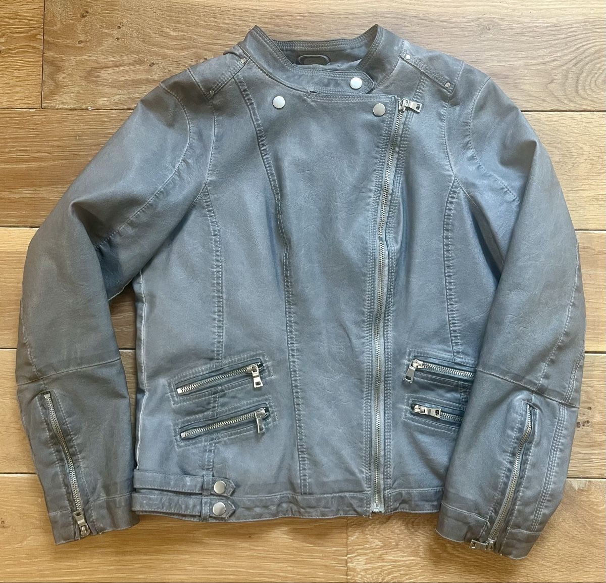 C&A Giacche: Schöne graue Jacke im Lederlook, Gr. 42 – Usato da Weiach venduto da Meine-kleine-Welt 2
