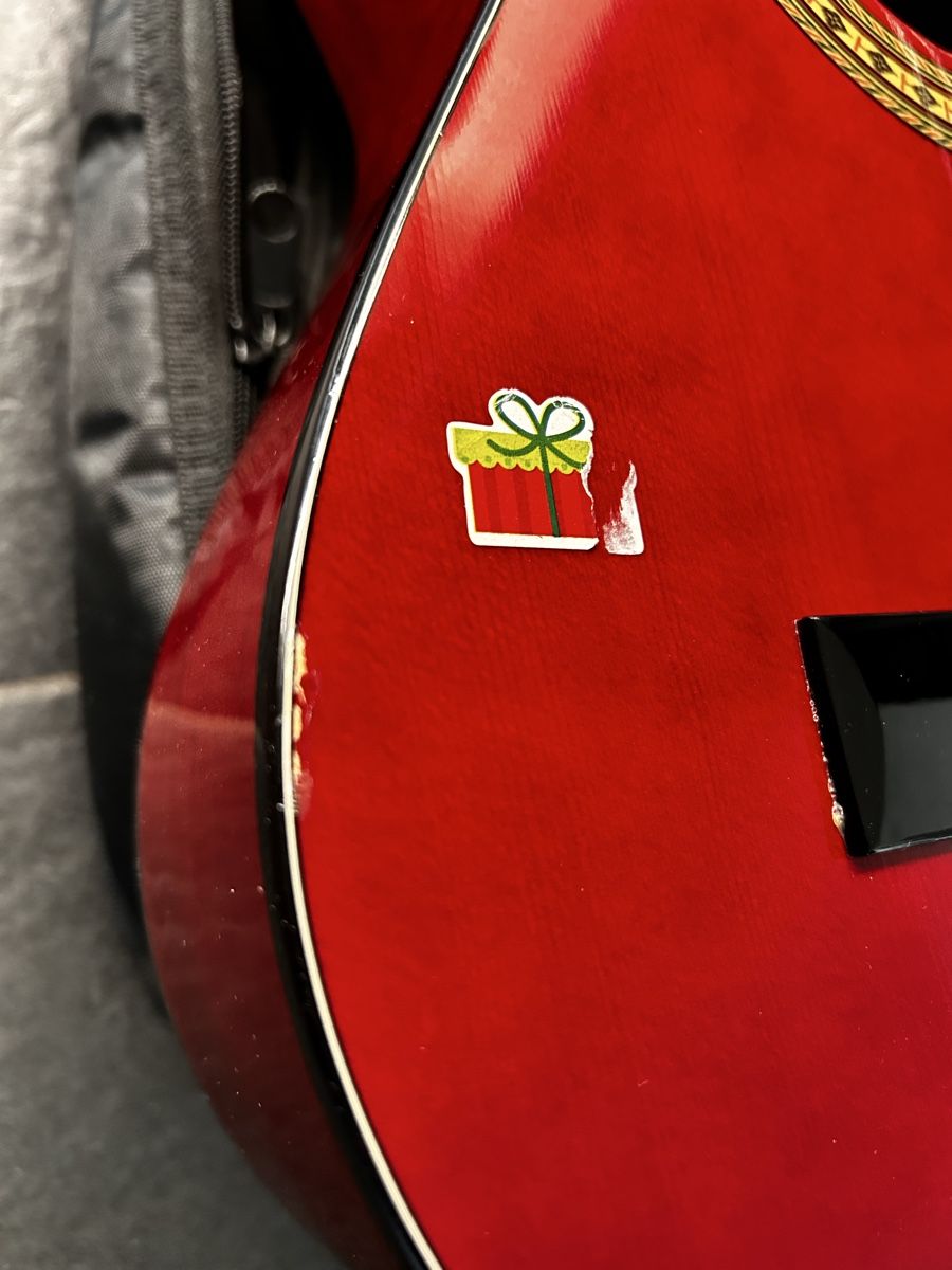 Musikinstrumente: Kindergitarre Kirkland rot – Gebraucht aus Basel von BAD-1 2