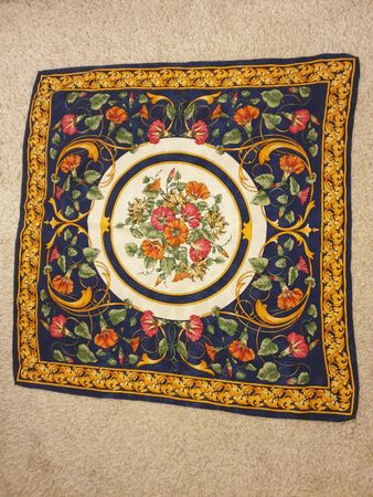 Foulard en soie, 85x87cm, comme neuf, motifs floraux