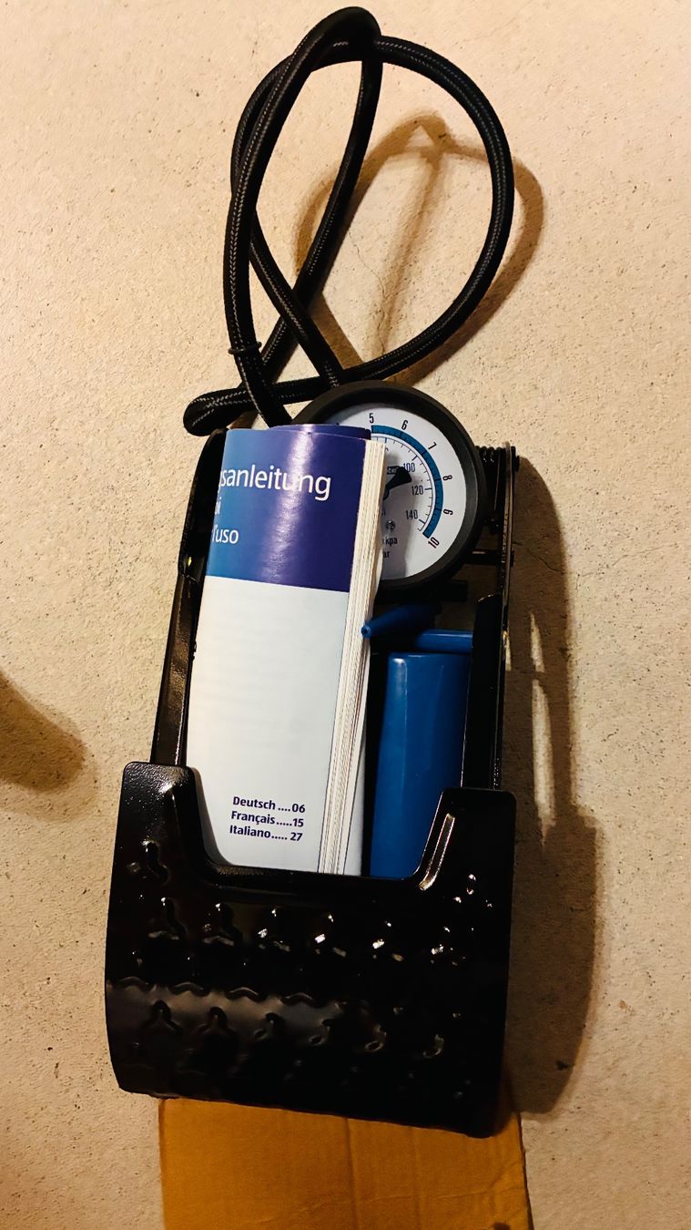 Pompe: Fussluftpumpe mit Manometer neu in Verpackung – Nuovo e nell'imballaggio originale da Killwangen venduto da Yogafee