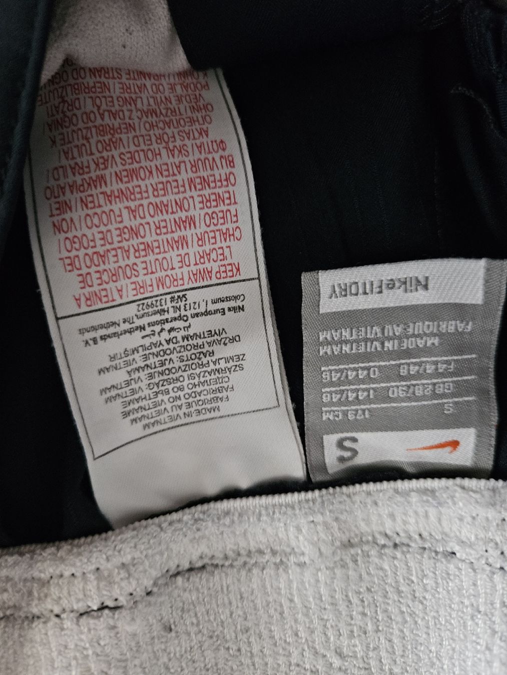 Nike Pantaloni: Nike kurze Hose Grösse S dunkelblau – Nuovo (secondo la descrizione) da Anwil venduto da tamoos 1