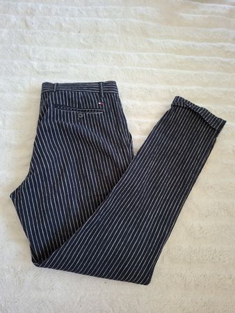 Pantalon Tommy Hilfiger bleu marine a rayures fines,