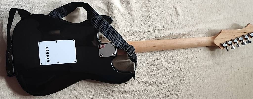 Strumenti musicali: E-Guitar – Usato da Genf venduto da AdiOs2 2