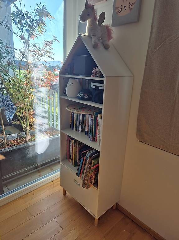 Regale: Bücherregal in Hausform – Gebraucht aus Biel-Benken BL von Mayvonne 1