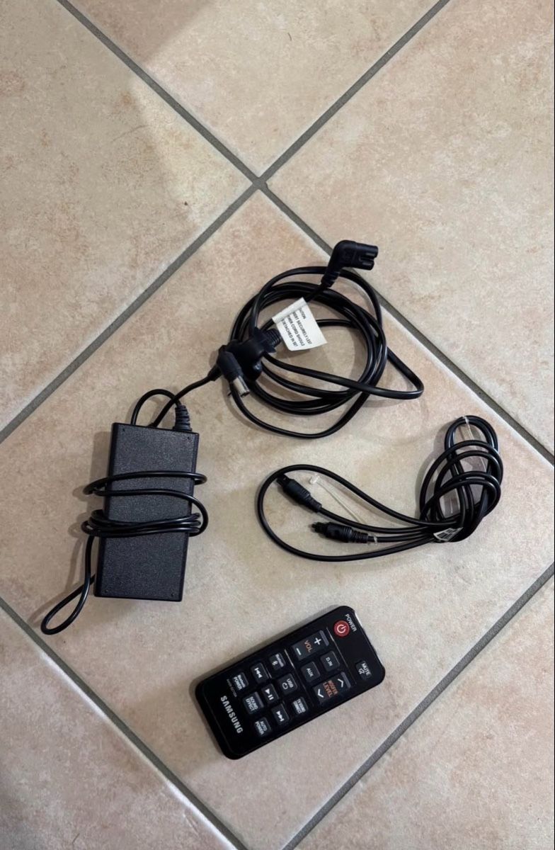 Samsung Casse acustiche: Barre de son Samsung HW-J250 avec télécommande et câble – Usato da Lausanne venduto da loriscapo 3