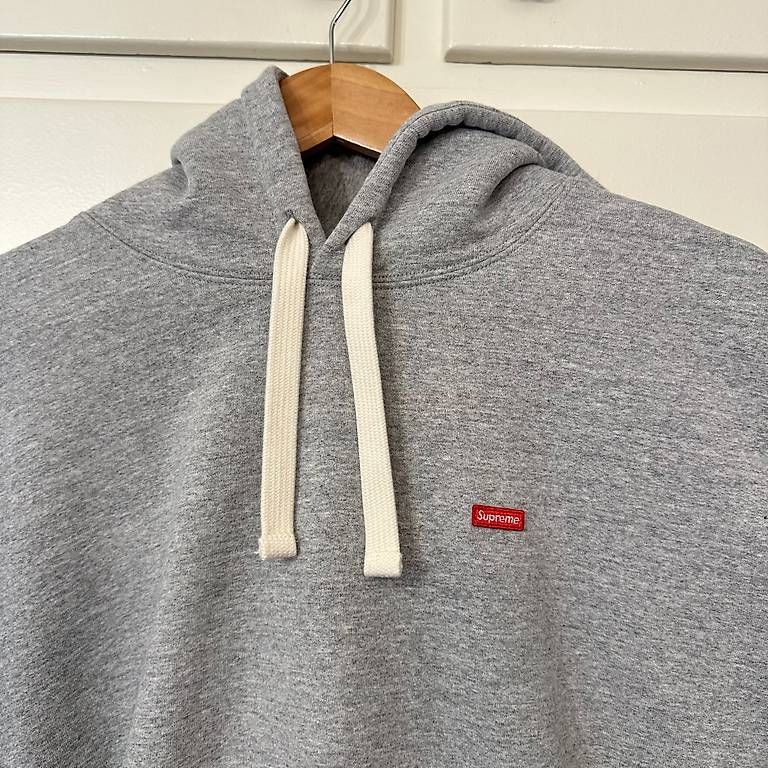 Maglioni & Felpe: Supreme Small Box Kapuzenpullover, L, SS26, Grau meliert, DS – Nuovo e nell'imballaggio originale da Basel venduto da boysnoize 1