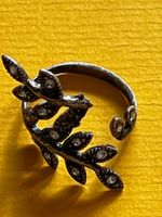 Ring Blume mit Weisse Steine  (eins Fehlt)  (56)