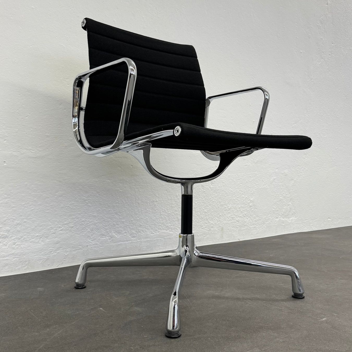 Sedie: Vitra Eames Alu Chair EA104 Hopsak – Usato da Schönenwerd venduto da mcofficeshop 5