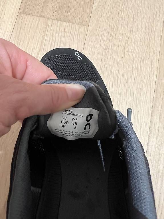 Scarpe da donna: On Running Sneaker schwarz Grösse 38 – Nuovo e nell'imballaggio originale da Dübendorf venduto da fadrinli 3