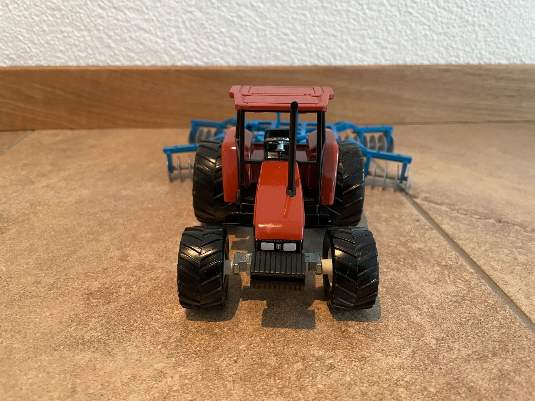 New Holland Trattori: SIKU New Holland L75 mit Scheibenegge – Nuovo e nell'imballaggio originale da Kreuzlingen venduto da Stefan1150 1