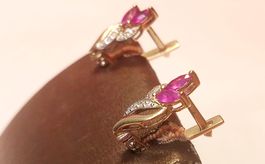 Ohrringe mit Diamanten und Rubinen