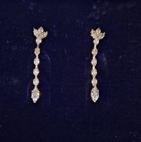 Elegante Ohrhänger mit Kristallen, Goldfarben
