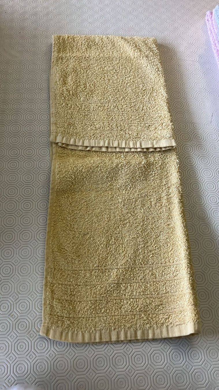 Badetücher: 2 asciugamani gialli 38x55 cm e 56x100 cm – Gebraucht aus Melano von H-Sara 1