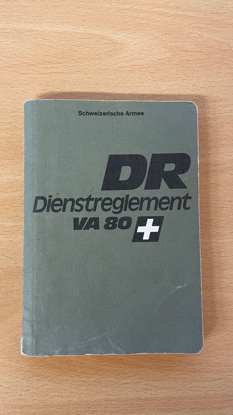 Libri: DR Dienstreglement Schweizer Armee VA 80 - 1980 – Usato da Glattfelden venduto da cybermaxx