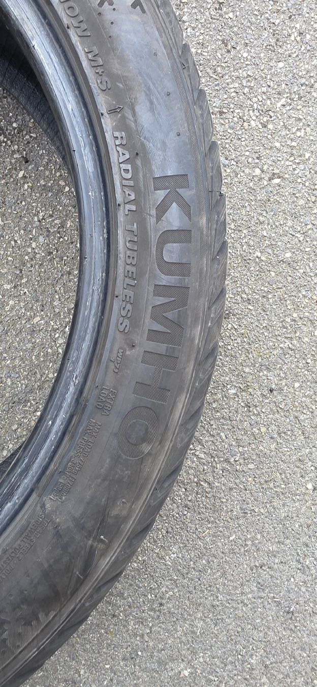 Kumho Pneus & Roues: Winterpneu 235/45/R19 M+S – D'occasion à herzogenbuchsee par jamma01 2