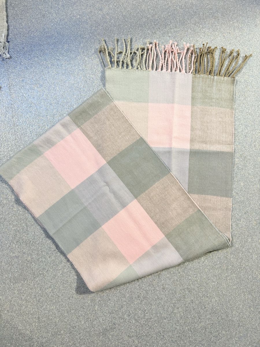 Foulard & Sciarpe: Warmer, weicher Winter Schal mit Karomuster, neuwertig – Usato da Lachen SZ venduto da HelvetiaLuxury 1