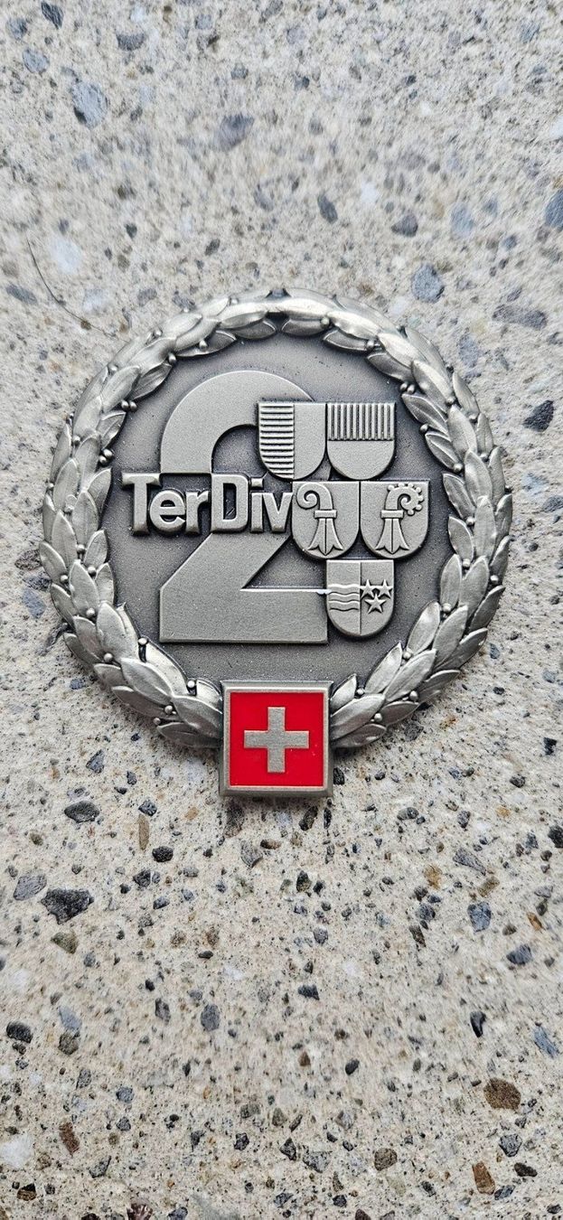 Schweizer Armee Placchette & Badge: *** Beretemblem Silber Schweizer Armee *** – Nuovo e nell'imballaggio originale da Riedholz venduto da fr_sIruP