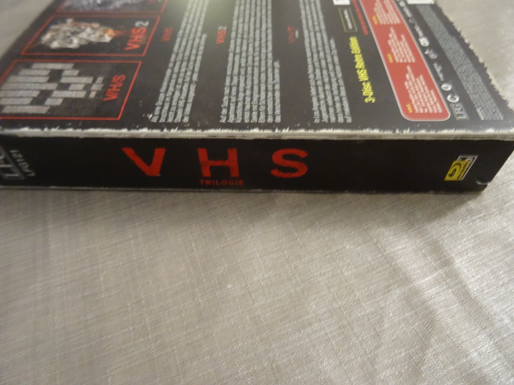 Tutti i DVDs: VHS Trilogie - 3-Disc VHS Retro Edition BLU-RAY TRILOGIE – Usato da Olten venduto da Disc-Verkauf 1