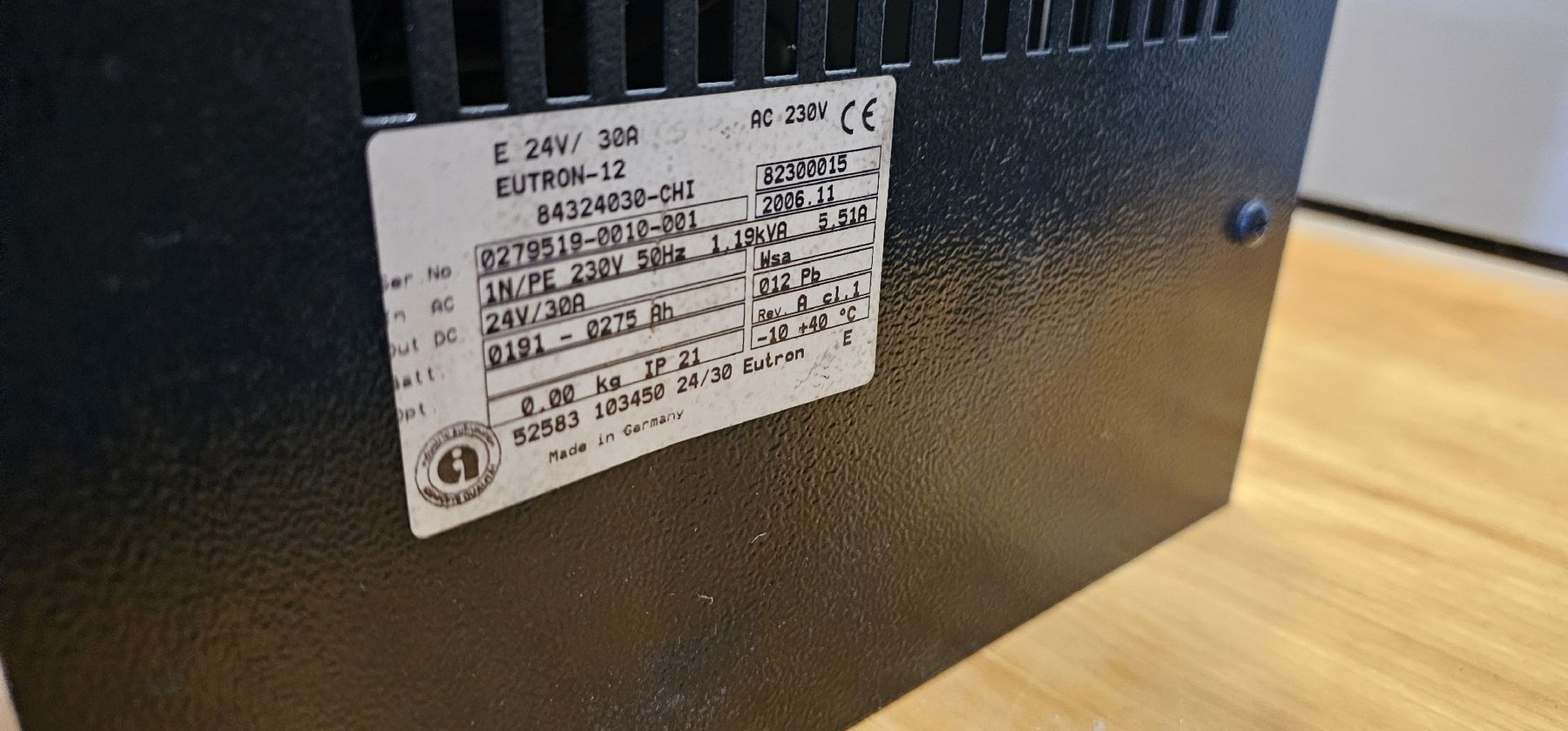 Caricabatterie: Linde Eutron 12 Ladegerät, 24V - 30A, – Usato da Obergösgen venduto da RZI. 2