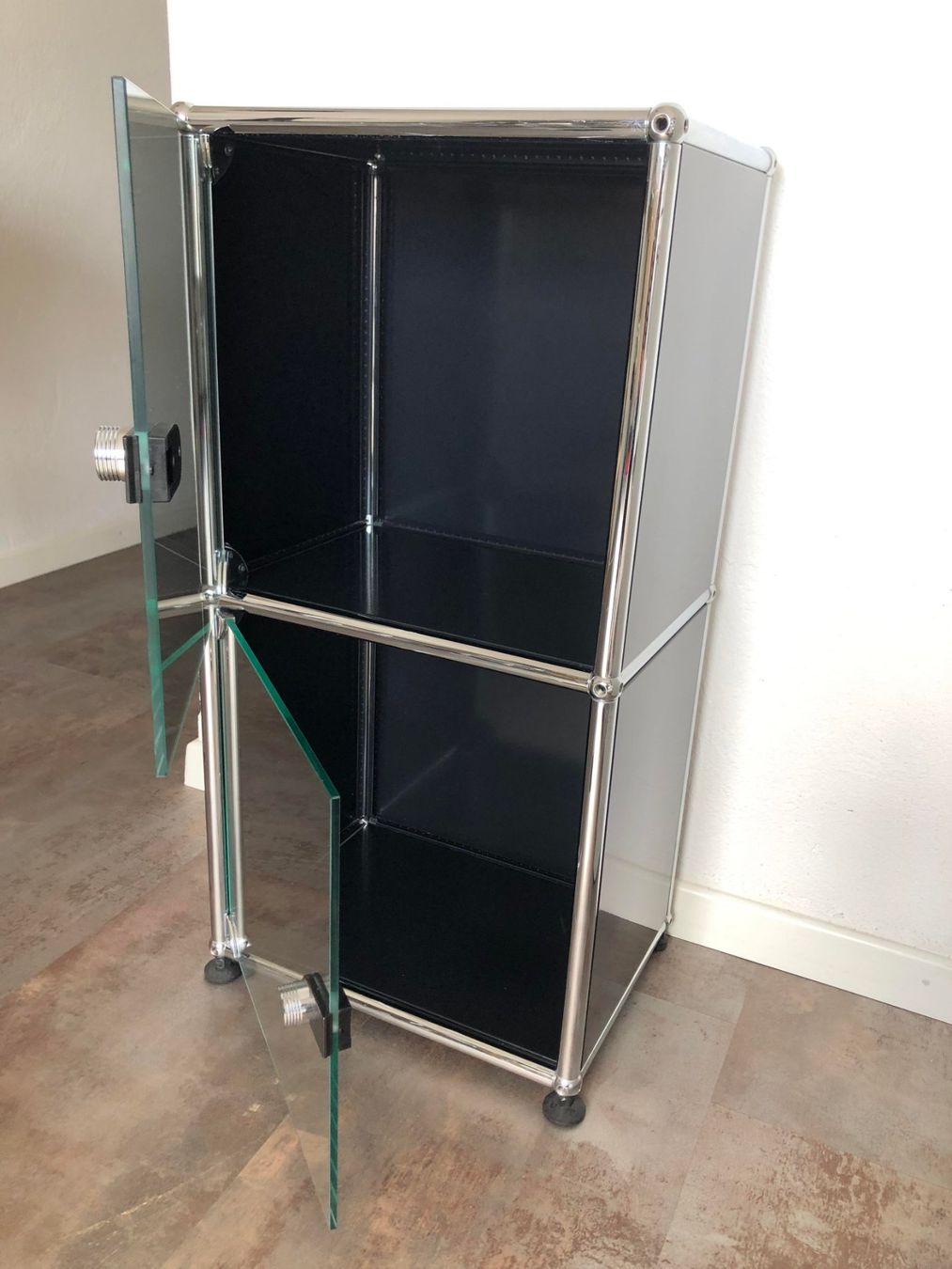 USM Scaffali: USM Haller Regal mit 2 Glastüren - Graphitschwarz – Usato da St. Margarethen TG venduto da Mac-PC 2