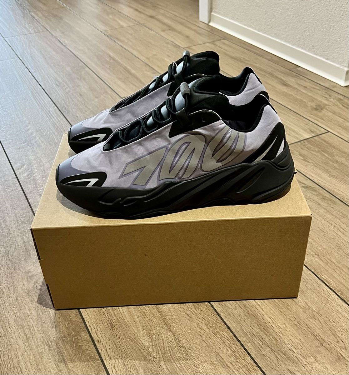 Adidas Scarpe da uomo: Yeezy 700 MNVN Geode 44 – Nuovo e nell'imballaggio originale da Savièse venduto da Cedric007 2