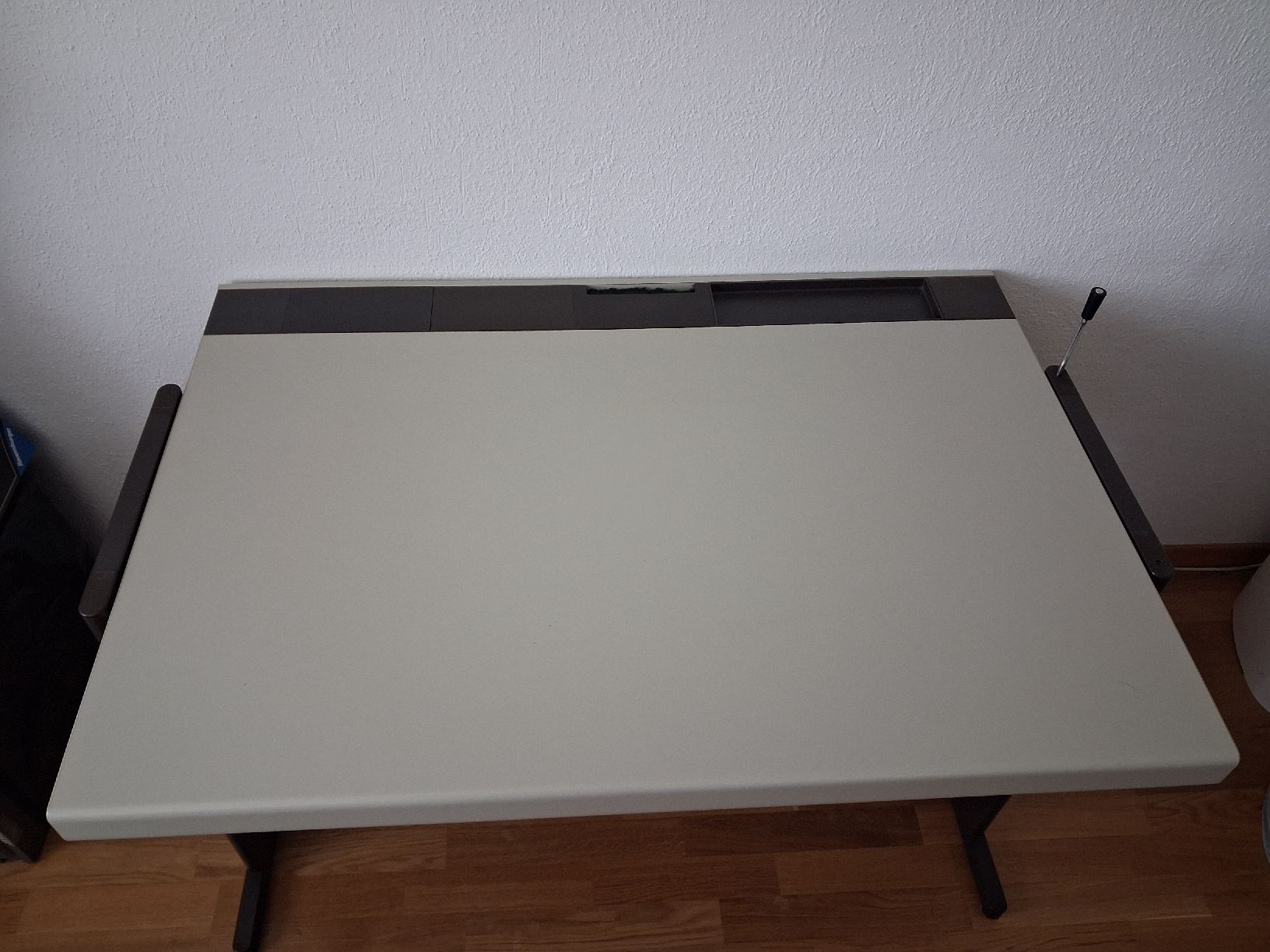 Lista Schreibtische: Lista Pult mit Kabelkanal – Gebraucht aus Olten von SandroDo82