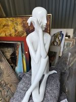 Schaufensterpuppe Frau sitzend weiss glänzend unvollständig