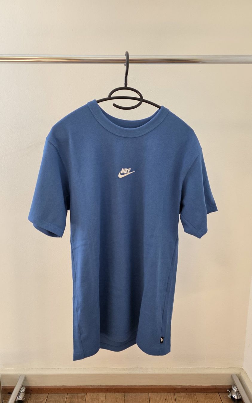 Nike T-shirt: Blaues T-Shirt Nike – Nuovo (secondo la descrizione) da Rothenfluh venduto da sel_j856