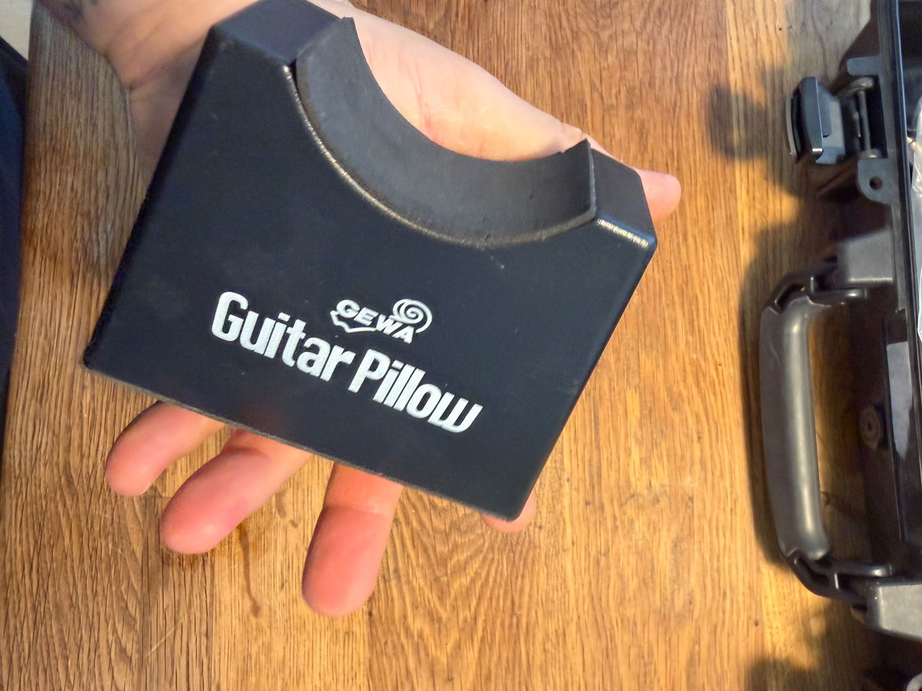 Musikinstrumente: GEWA Guitar Pillow Haltekeil Gitarre – Gebraucht aus Niederhasli von swissbrocki 2