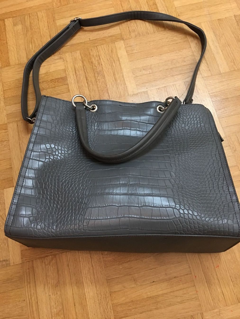 Taschen für Damen: Grosse Tasche – Gebraucht aus Biel/Bienne von philong