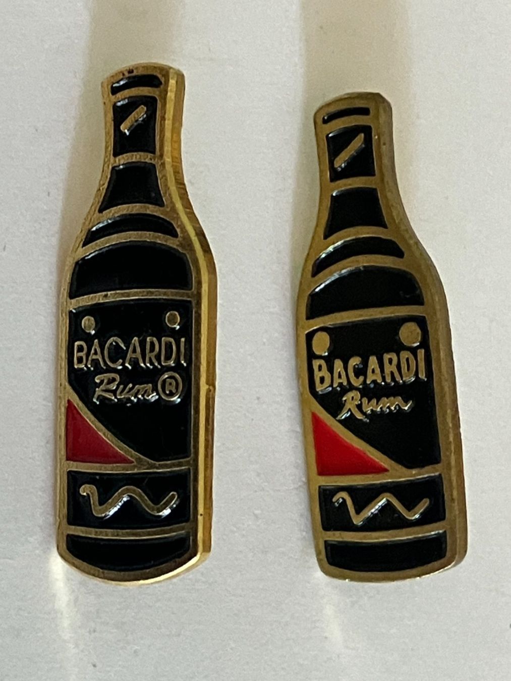 Placchette & Badge: 2 Pin Bacardi Rum – Usato da Basel venduto da djwwpp