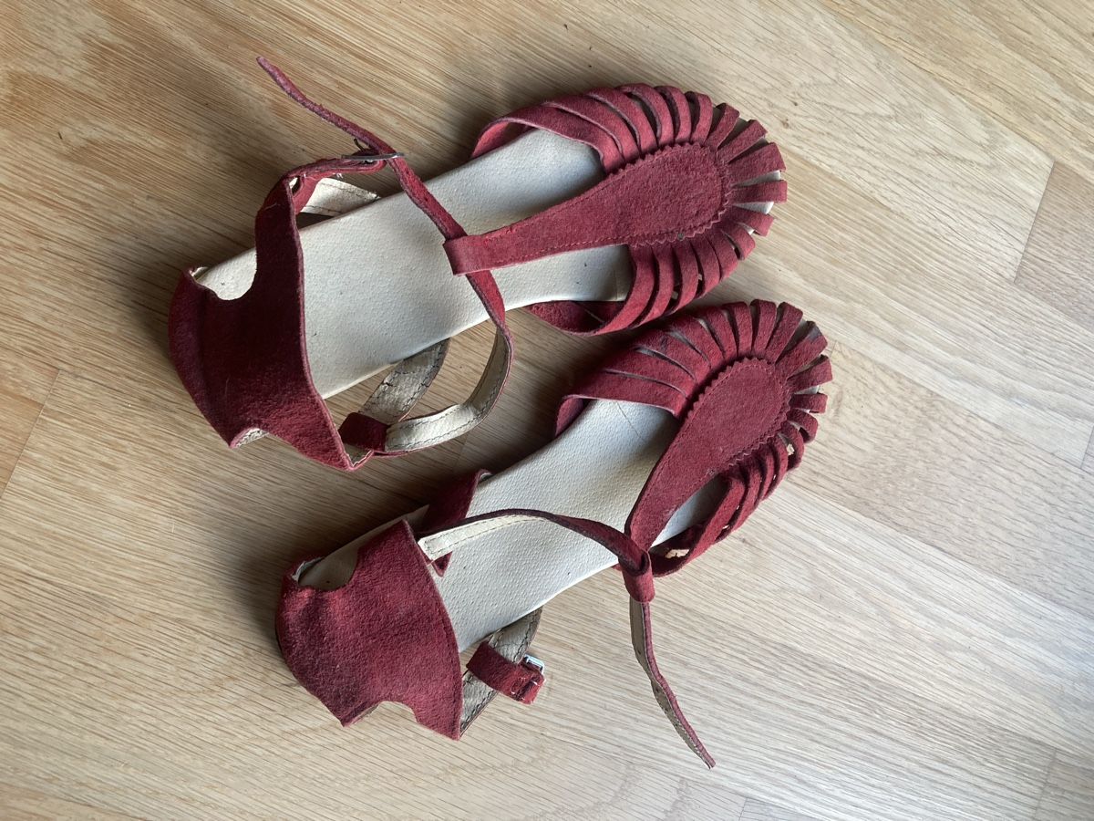 Damenschuhe: Rote Sommersandalen Gr. 39 Wildleder – Gebraucht aus Zürich von beckybron 2